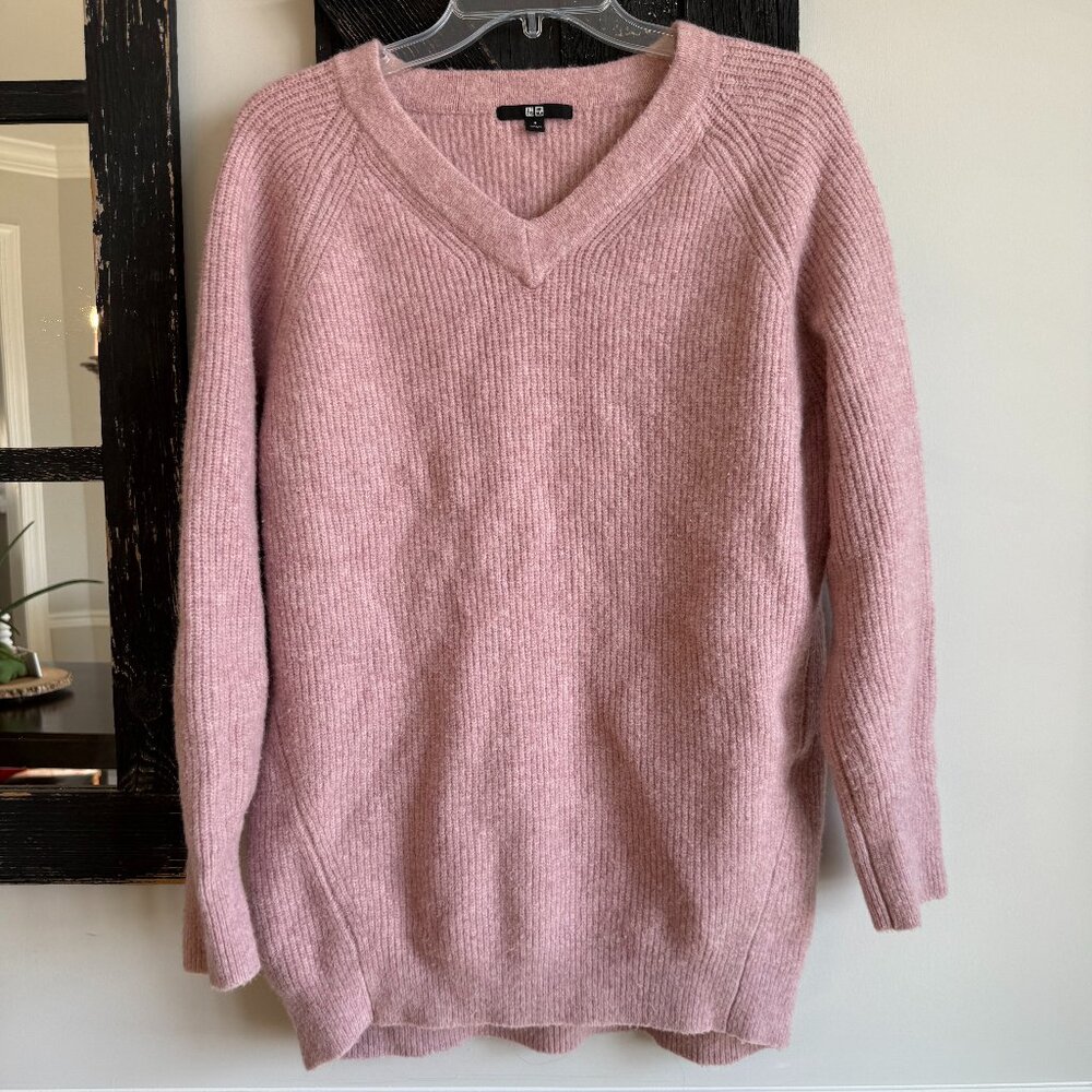 Women's Uniqlo V-Neck Sweater, Size: Medium, Color: Light Pink
